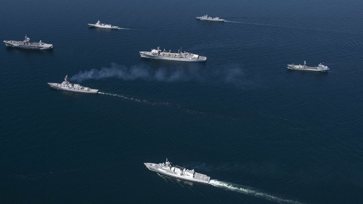 Buques de EEUU lanzan disparos de advertencia tras el acercamiento de barcos iraníes a sus tripulaciones Buques de EEUU lanzan disparos de advertencia tras el acercamiento de barcos iraníes a sus tripulaciones