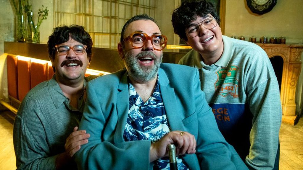 Bob Pop con los actores que le interpretan de joven