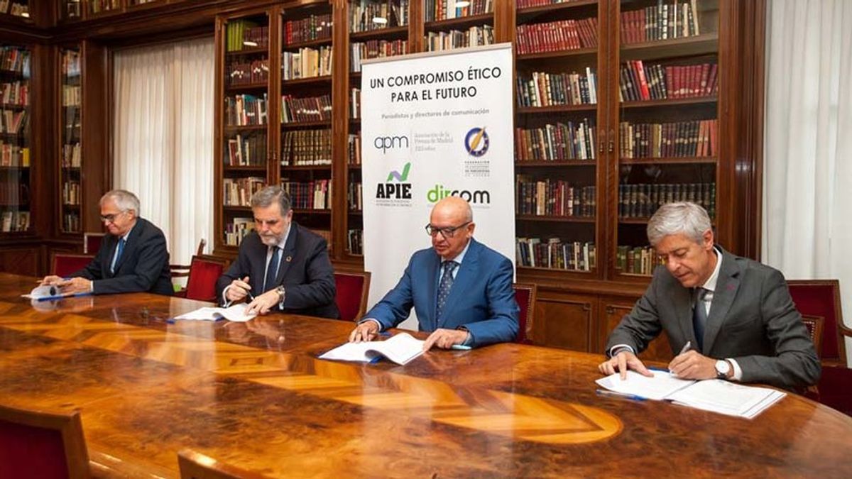 Periodistas y directores de comunicación unidos para reforzar la ética de la profesión: "Hay que frenar el avance de la desinformación" Periodistas y directores de comunicación unidos para reforzar la ética de la profesión: "Hay que frenar el avance de la desinformación"