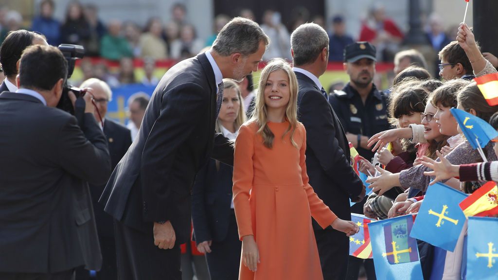 EuropaPress_2430916_infanta_sofia_rey_felipe_vi_saludan_varias_personas_banderas_asturianas