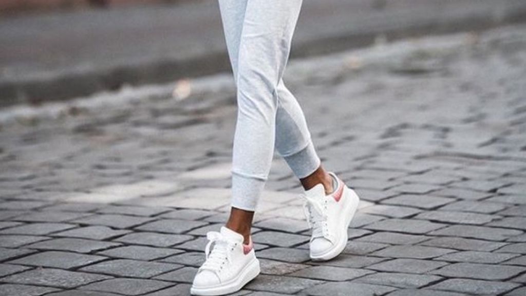 Alerta tendencia: zapatillas blancas con plataforma, el complemento perfecto para lucir tus joggers