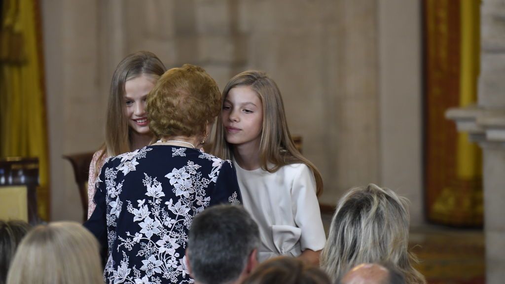 EuropaPress_2217176_condecorada_medalla_orden_merito_civil_clotilde_venial_2i_da_beso_infanta