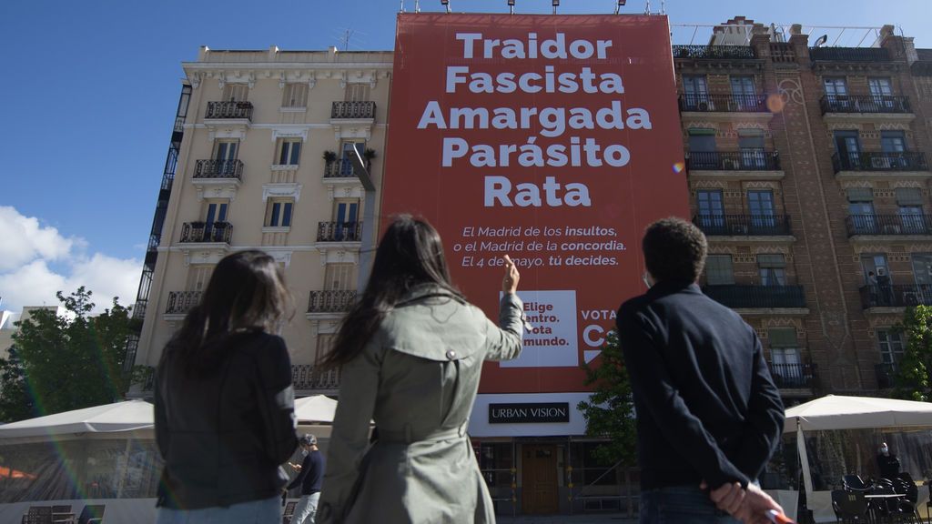 La lona de Ciudadanos en la Plaza de Salvador Dalí