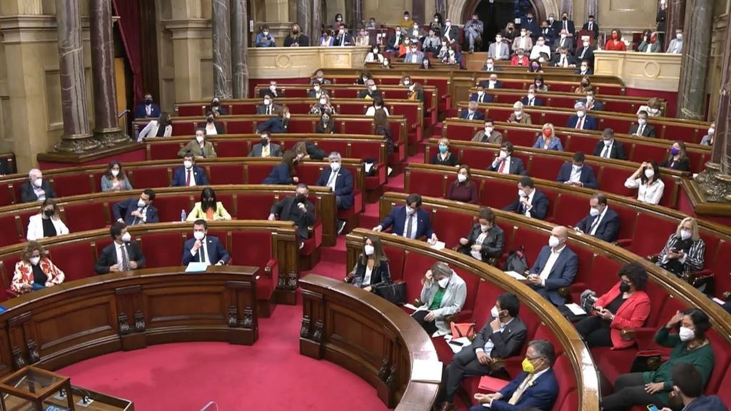 Un año con los escaños vacíos: los 135 diputados catalanes vuelven al hemiciclo del Parlament Un año con los escaños vacíos: los 135 diputados catalanes vuelven al hemiciclo del Parlament