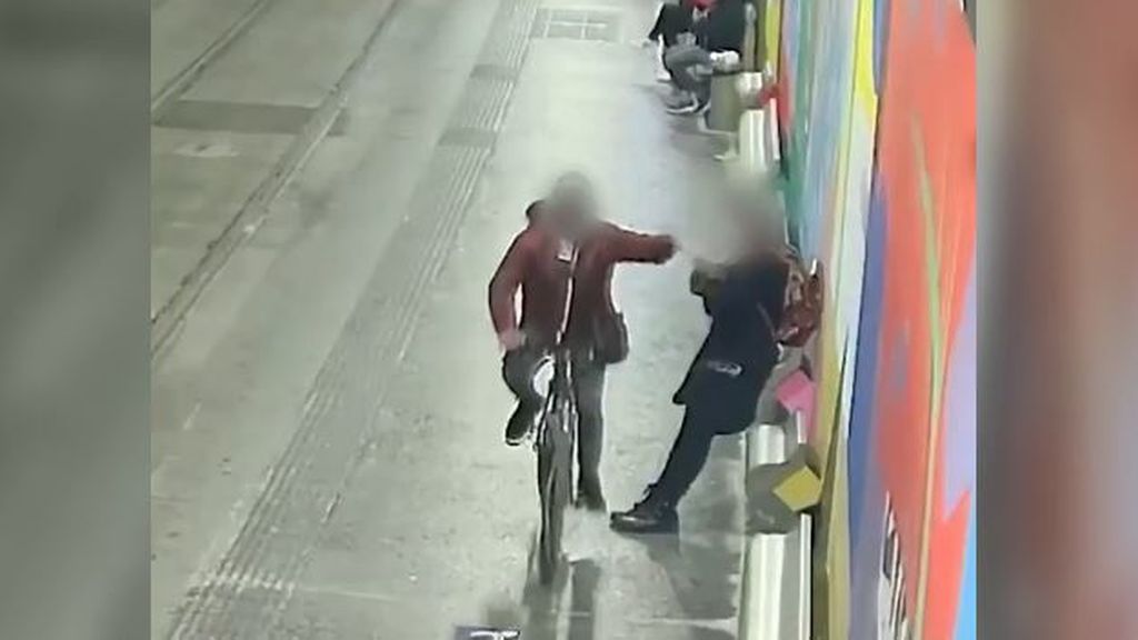 Detienen a un tironero de móviles que actuaba en bicicleta y con un cómplice en patinete