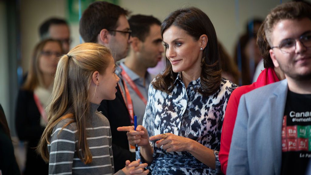 EuropaPress_2468333_reina_letizia_infanta_sofia_taller_jornada_talento_atrae_talento