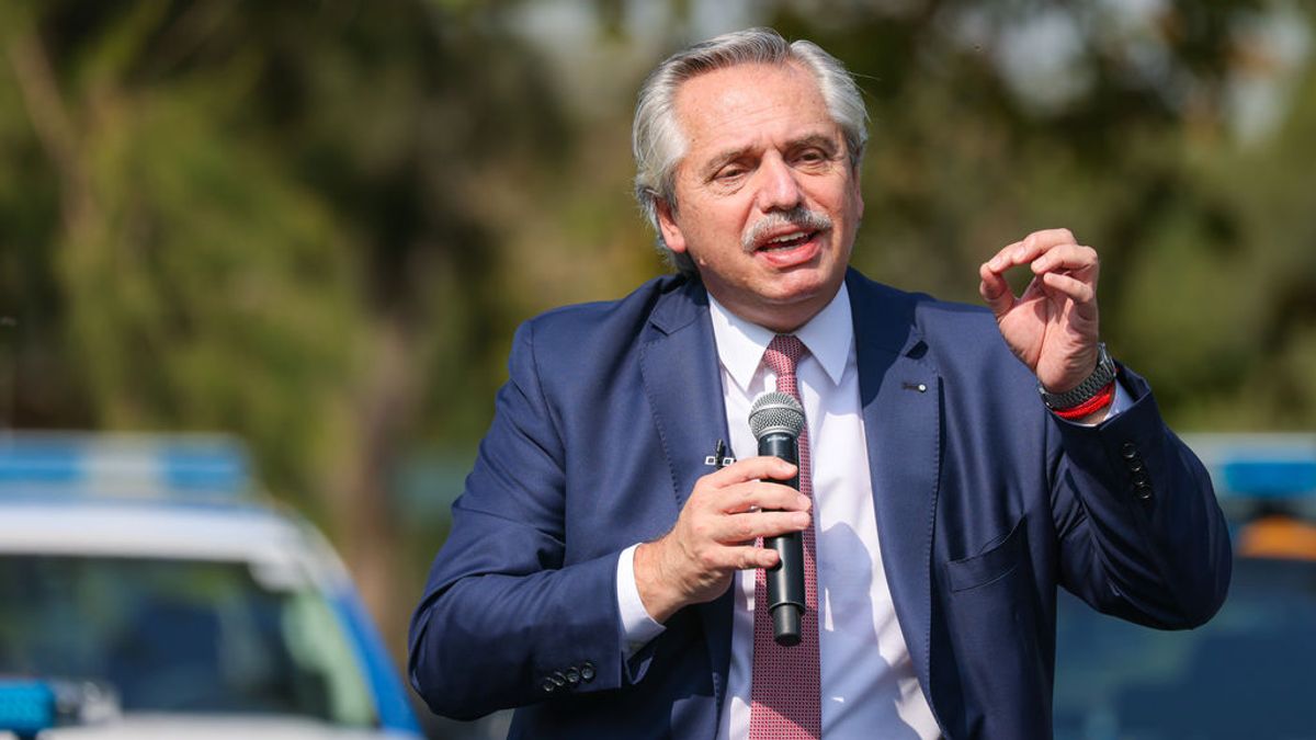 Fernandéz aboga por "reforzar los controles" sobre las restricciones en Argentina, que roza los 63.000 muertos Fernandéz aboga por "reforzar los controles" sobre las restricciones en Argentina, que roza los 63.000 muertos