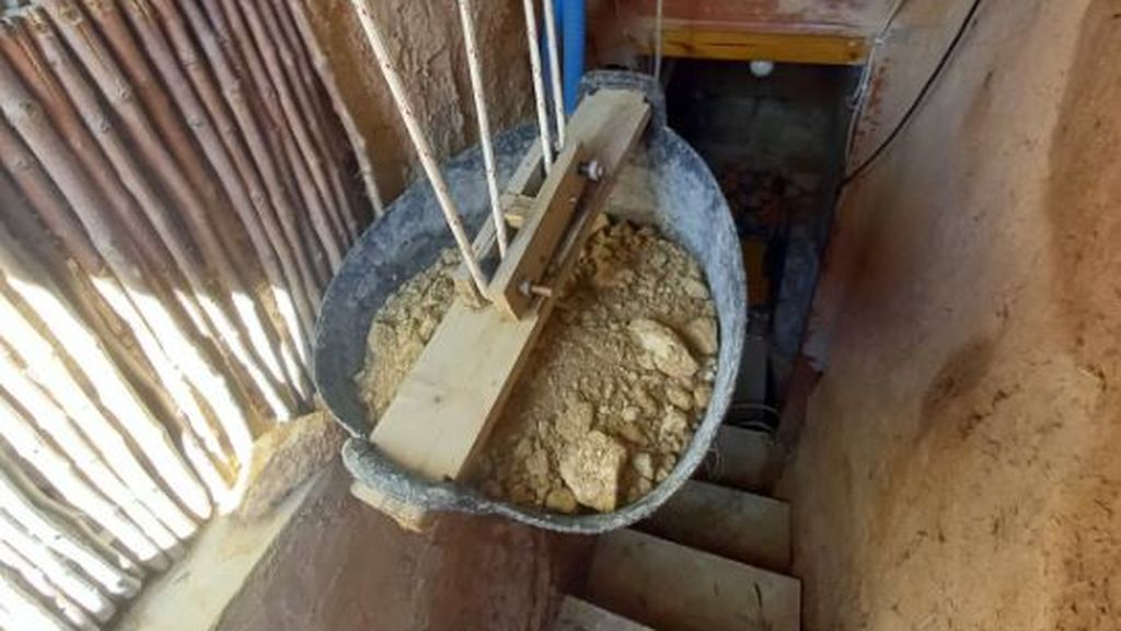 Joven discutió con su madre y se puso a cavar; ahora tiene una cueva con calefacción y wifi Un joven construye su propia cueva con electricidad, calefacción e internet - NIUS