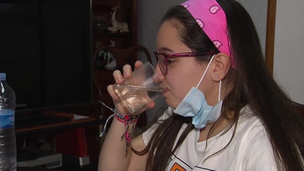 Una adolescente sufre de tos persistente tras enfermar de covid hace meses
