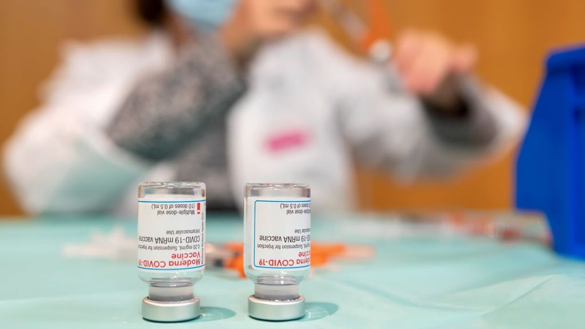 España bate un nuevo récord diario con 481.000 vacunas y se acerca a los 16 millones de dosis inoculadas España bate un nuevo récord diario con 481.000 vacunas y se acerca a los 16 millones de dosis inoculadas