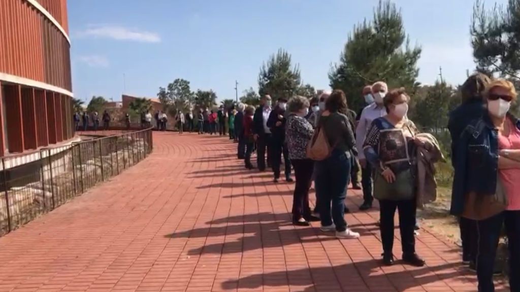 Colas que dan la vuelta al estadio para vacunarse en el Palacio de Deportes de Cataluña Colas que dan la vuelta al estadio para vacunarse en el Palacio de Deportes de Cataluña
