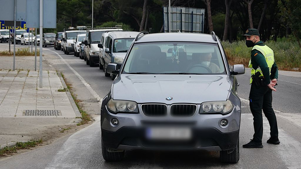 Cola de vehículos en uno de los controles de acceso a Barbate