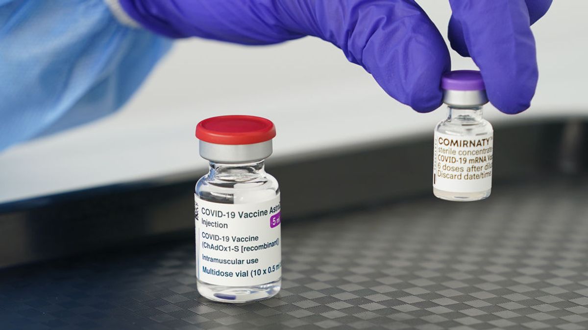 Retrasar la segunda dosis de AstraZeneca enfrenta a Sanidad y a científicos: prudencia o falta de decisión Retrasar la segunda dosis de AstraZeneca enfrenta a Sanidad y a científicos: prudencia o falta de decisión