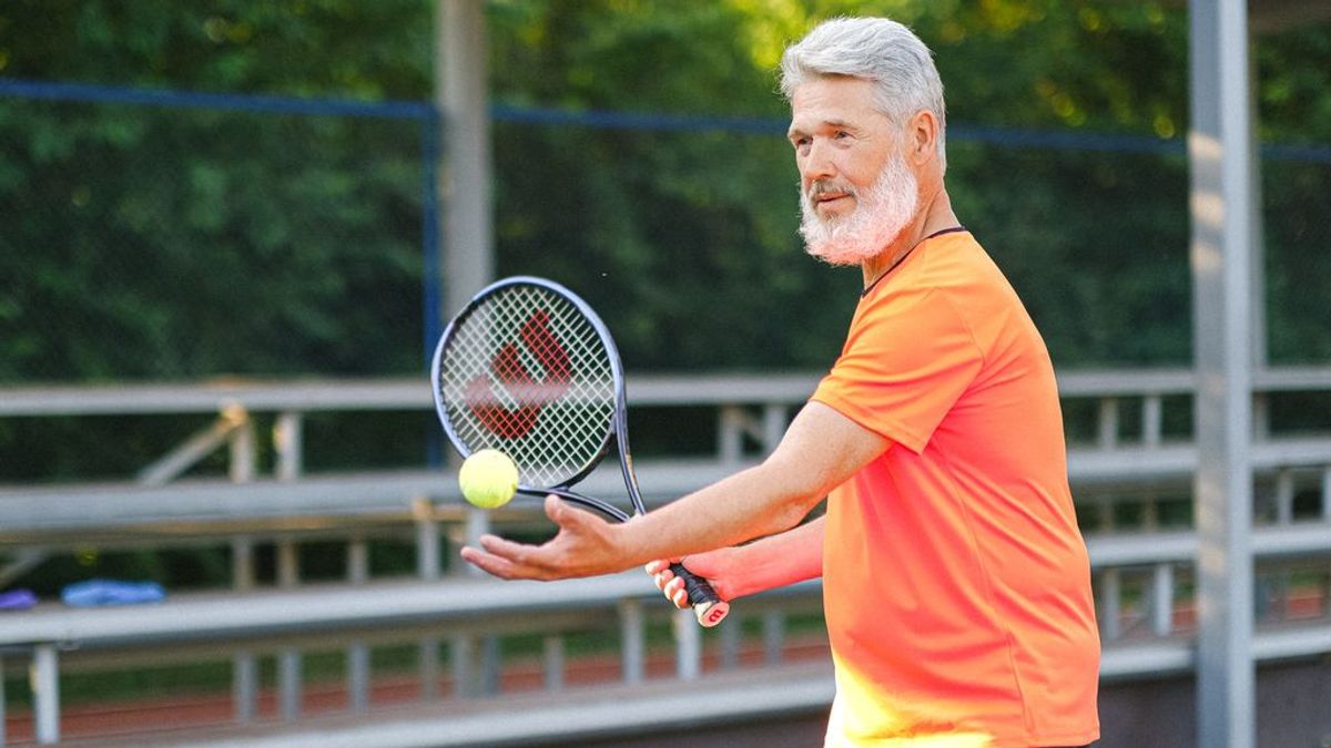 Da el revés perfecto: claves de experto para evitar lesiones jugando al tenis o al pádel a partir de los 50