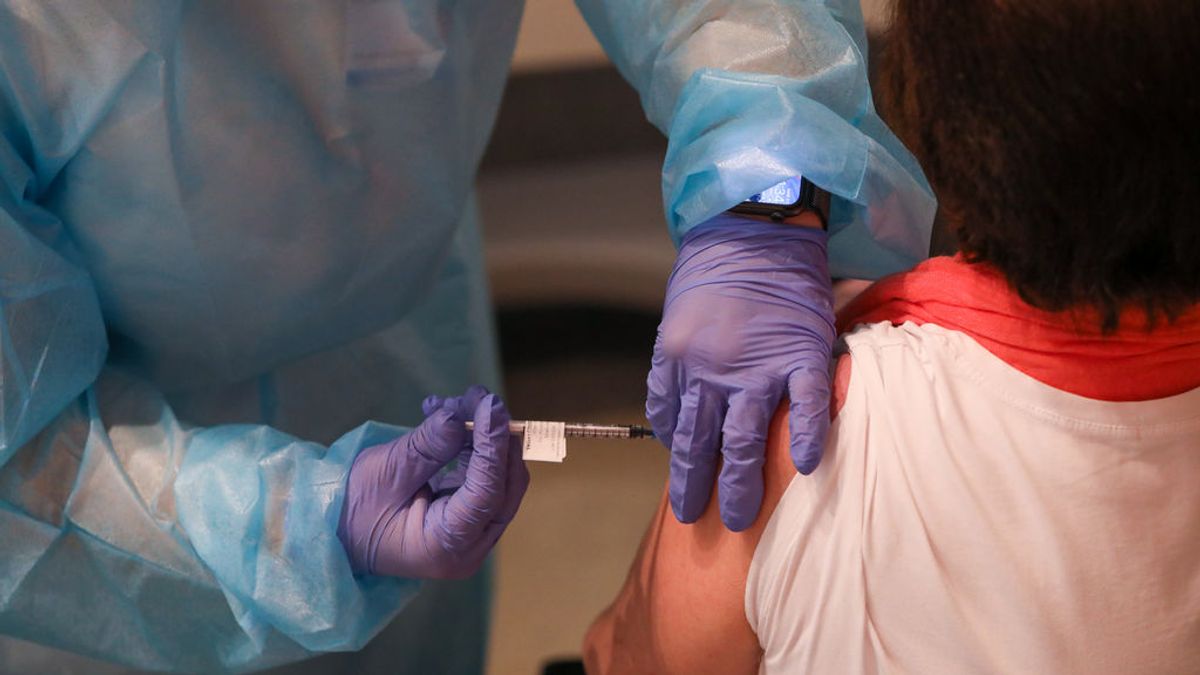 El Carlos III ya ha inoculado una segunda dosis de Pfizer a 400 voluntarios a los que se pinchó primero con AstraZeneca El Carlos III ya ha inoculado una segunda dosis de Pfizer a 400 voluntarios a los que se pinchó primero con AstraZeneca