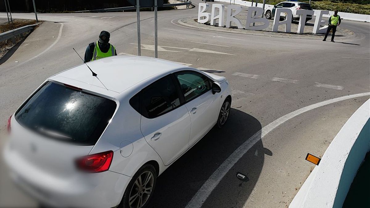 "Buenos días, ¿es usted de Barbate?": controles en la única localidad de la costa de Cádiz bajo cierre perimetral