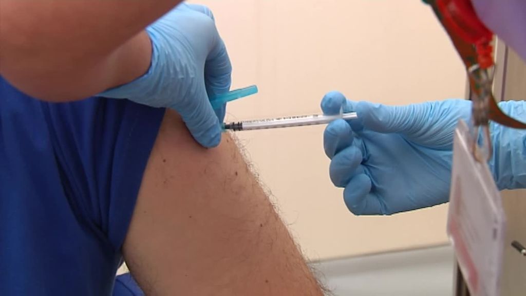Sanidad retrasa entre 4 y 6 semanas su decisión sobre la segunda dosis de la vacuna de Astrazeneca