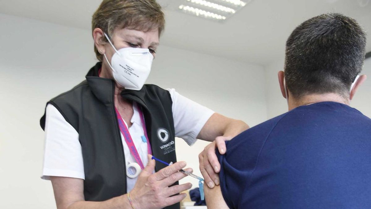 Los profesionales esenciales a los que se les pinchó la primera dosis con la vacuna de AstraZeneca Los profesionales esenciales a los que se les pinchó la primera dosis con la vacuna de AstraZeneca