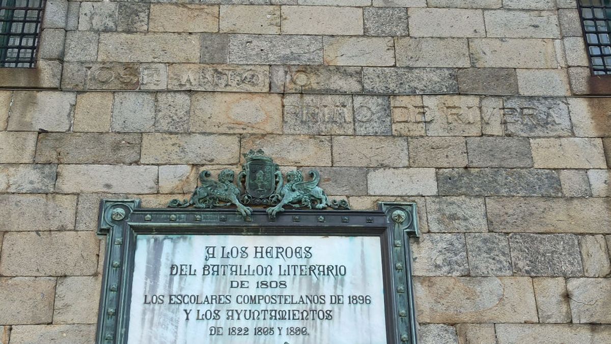 El Ayuntamiento de Santiago inicia los trámites para borrar a Primo de Rivera de una plaza emblemática El Ayuntamiento de Santiago inicia los trámites para borrar a Primo de Rivera de una plaza emblemática