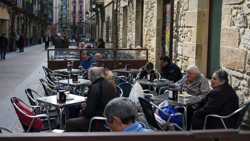 EuropaPress_2718291_terrazas_medio_vacias_bilbao_debido_avance_coronavirus_declaracion_estado