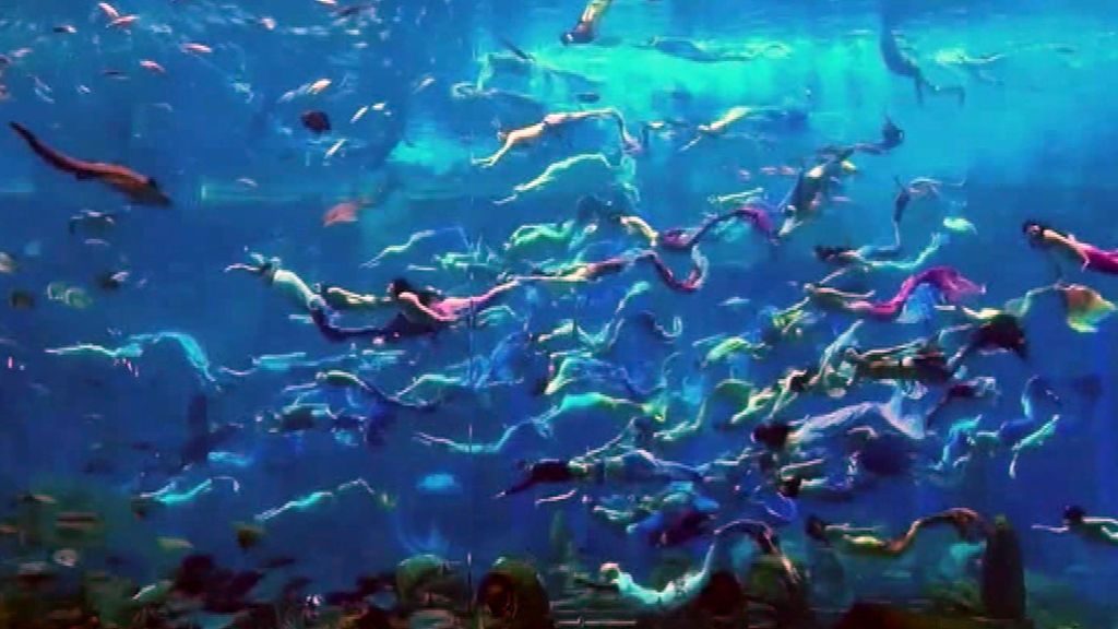 Cien sirenas se reúnen en China para establecer un nuevo récord Guinness