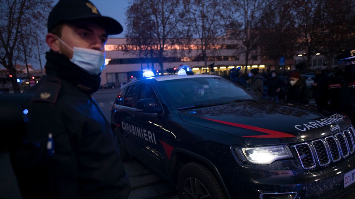 Detienen a dos hombres acusados de terrorismo por incendiar un centro de vacunación en Italia Detienen a dos hombres acusados de terrorismo por incendiar un centro de vacunación en Italia