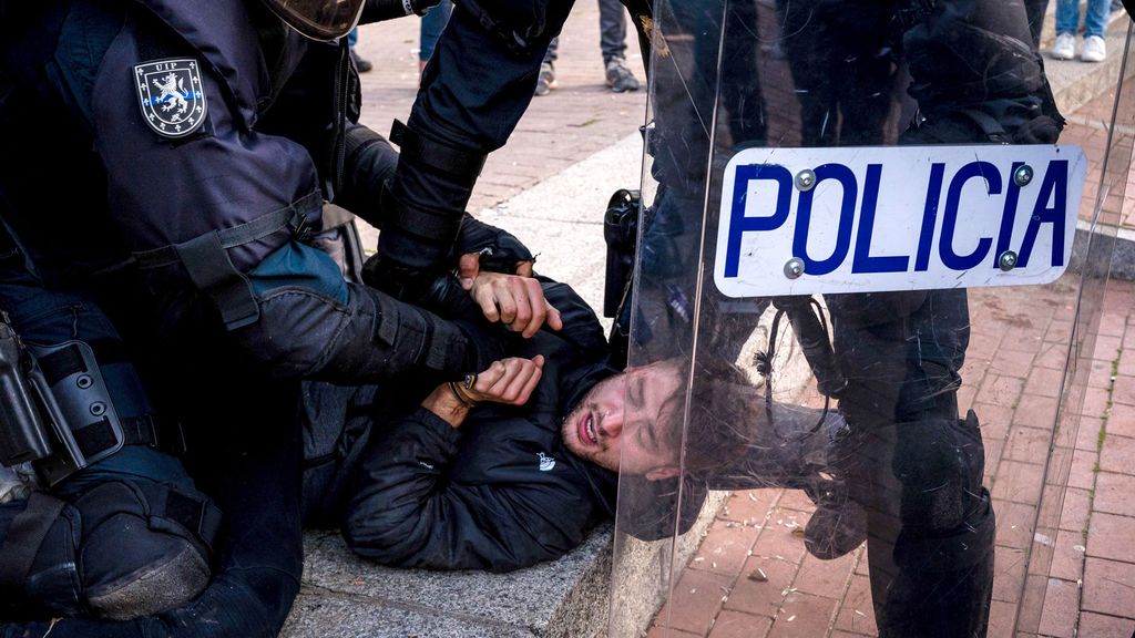 Detenidos dos escoltas de Pablo Iglesias por agredir a la policía en el mitin de Vox en Vallecas Detenidos dos escoltas de Pablo Iglesias por agredir a la policía en el mitin de Vox en Vallecas