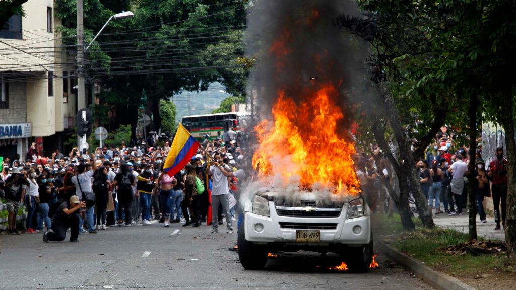 Las violentas protestas contra la reforma tributaria marcan el Día de los Trabajadores en Colombia Las violentas protestas contra la reforma tributaria marcan el Día de los Trabajadores en Colombia