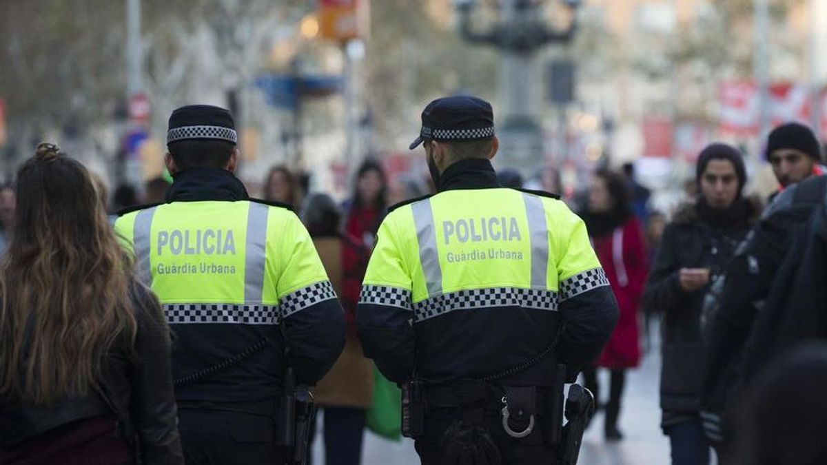 La Guardia Urbana desaloja a 500 personas de varios botellones en Arc de Triomf en Barcelona La Guardia Urbana desaloja a 500 personas de varios botellones en Arc de Triomf en Barcelona