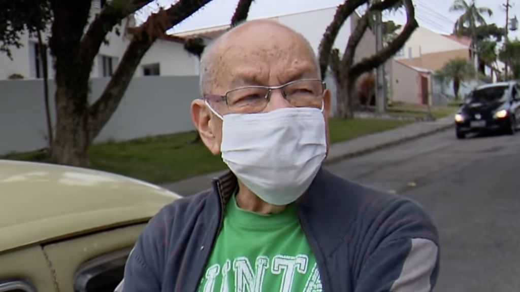 Un profesor retirado vende su coche por problemas económicos y lo compran sus alumnos para devolvérselo