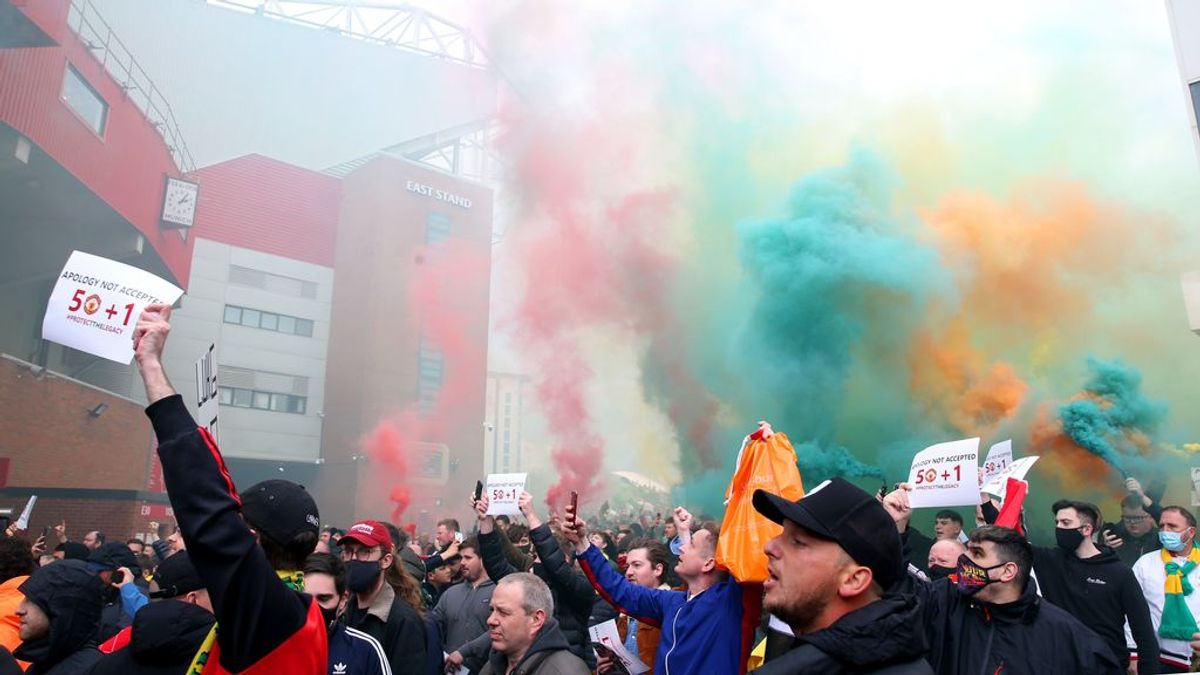 Aficionados del Manchester United se cuelan en Old Trafford para protestar contra los propietarios Aficionados del Manchester United se cuelan en Old Trafford para protestar contra los propietarios