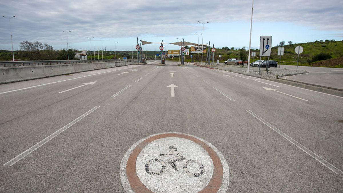 Un peaje de 4 euros cada 100 kilómetros sería suficiente para mantener las carreteras en buen estado Un peaje de 4 euros cada 100 kilómetros sería suficiente para mantener las carreteras en buen estado