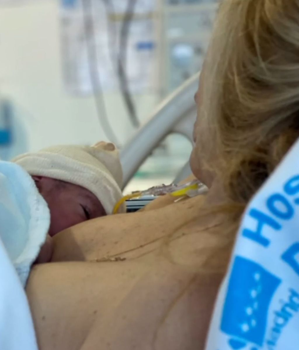 Carola Baleztena dando el pecho a su hija recién nacida