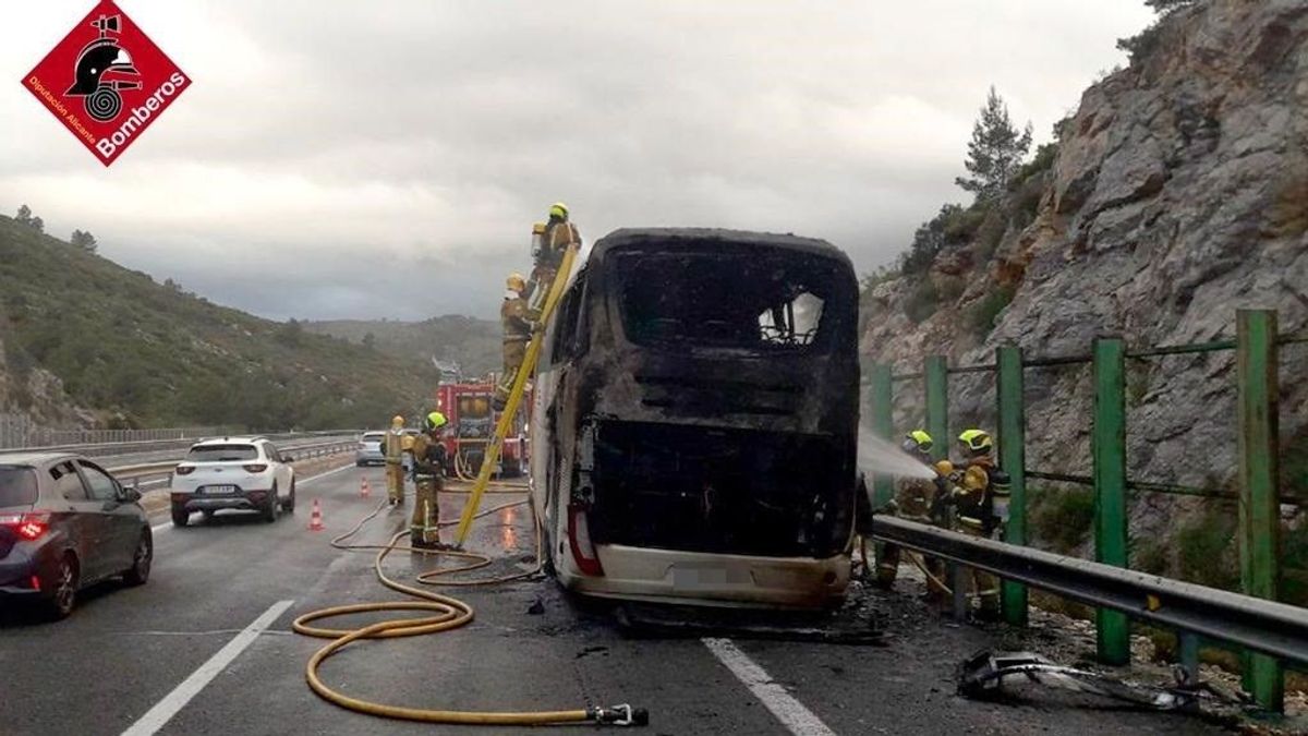Aparatoso incendio de un autobús en Alicante que trasladaba jugadores de balonmano