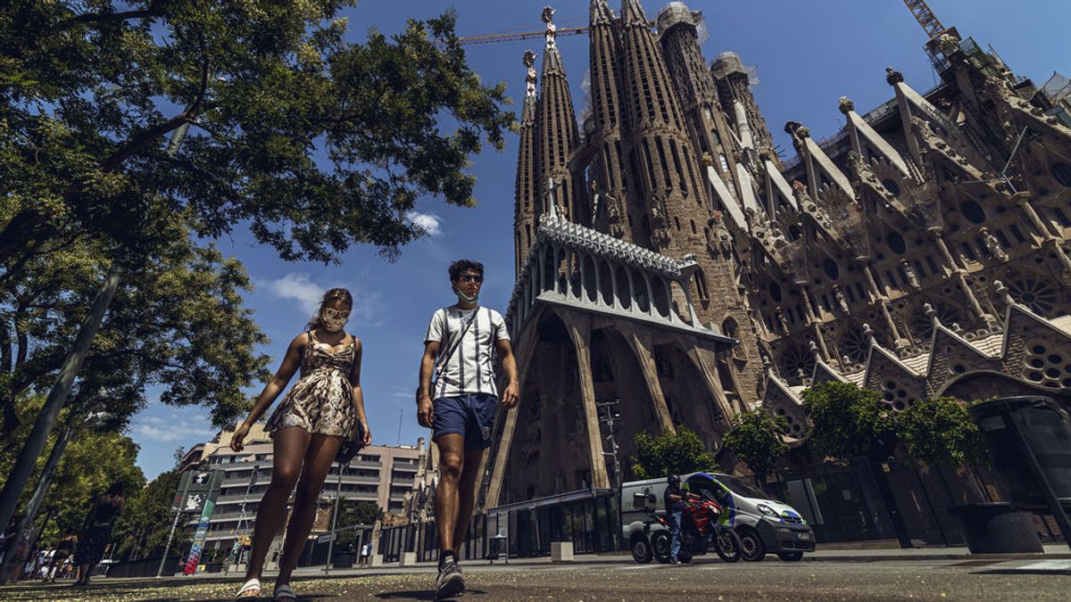 EuropaPress_3254316_28_july_2020_spain_barcelona_tourists_wearing_protective_face_masks_walk EuropaPress_3254316_28_july_2020_spain_barcelona_tourists_wearing_protective_face_masks_walk