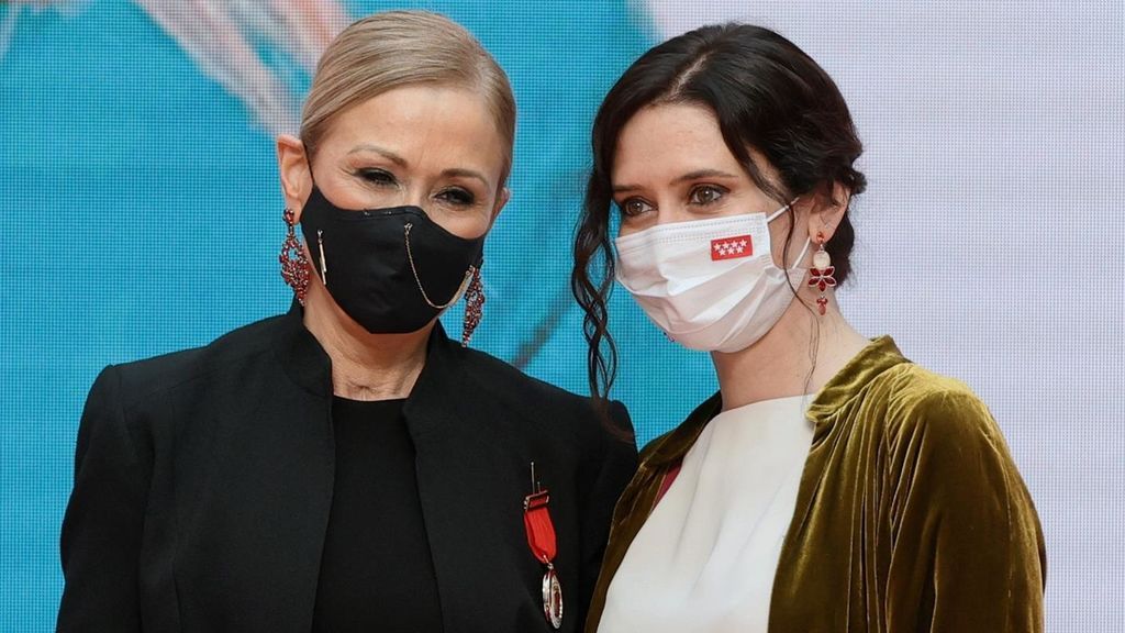Isabel Díaz Ayuso con Cristina Cifuentes en la entrega de la Medalla de Oro de la Comunidad