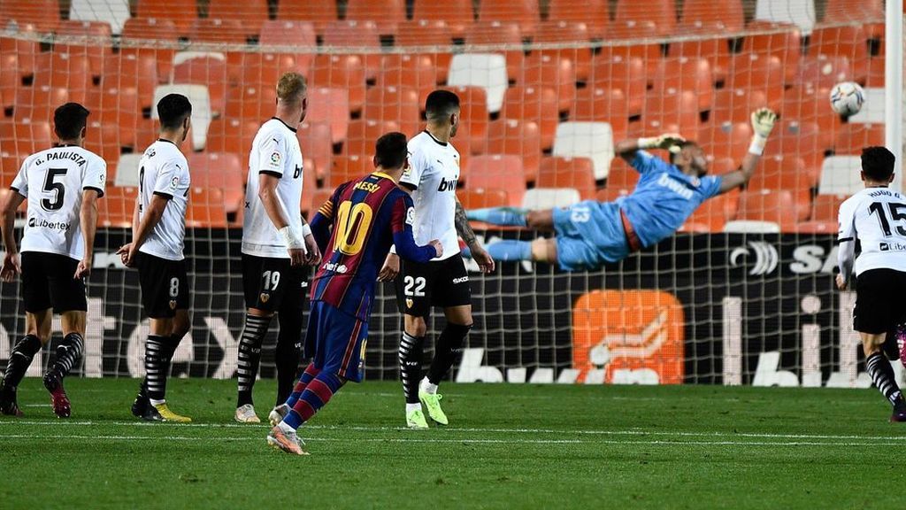 El Barça remonta al Valencia para seguir manteniendo el pulso por La Liga (2-3)