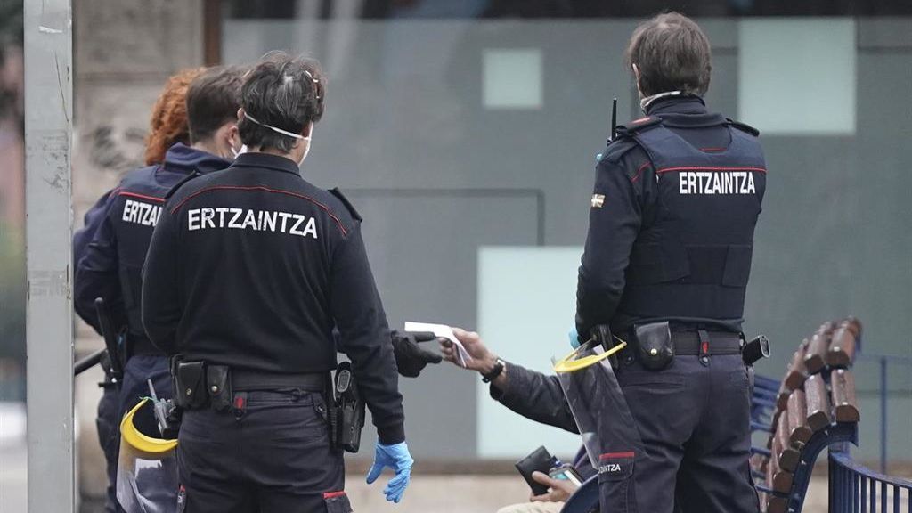 Cuatro agentes heridos al intentar disolver un grupo de jóvenes que no respetaban las medidas en Getxo Cuatro agentes heridos al intentar disolver un grupo de jóvenes que no respetaban las medidas en Getxo
