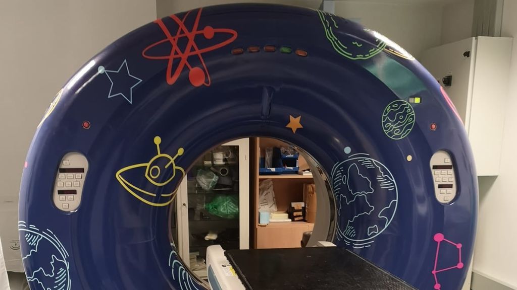 Convierten en un cuento la sala del escáner infantil del Hospital Virgen del Rocío en Sevilla Convierten en un cuento la sala del escáner infantil del Hospital Virgen del Rocío en Sevilla