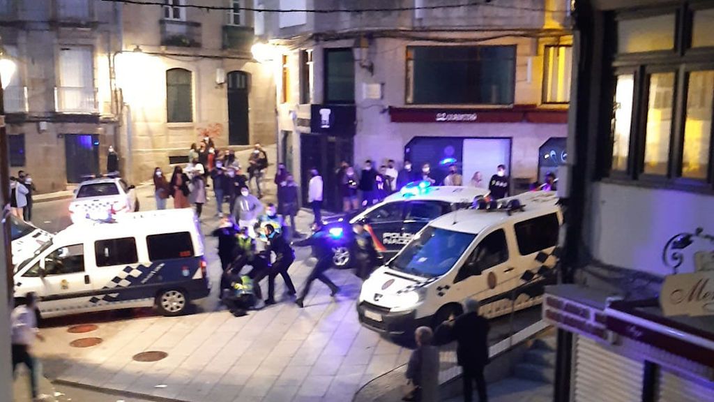 La actuación policial se complicó por los intentos de agresión a los detenidos.