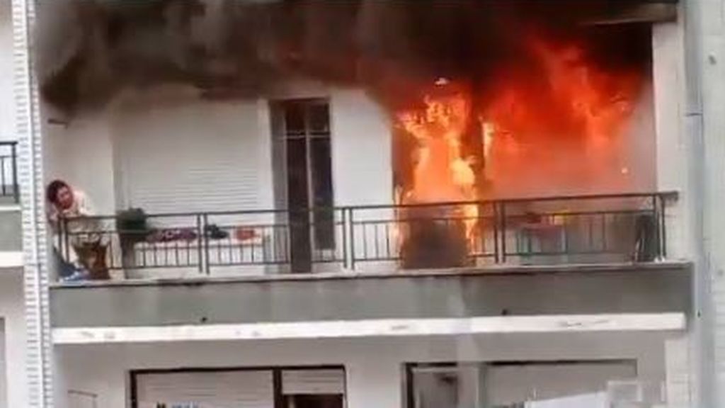 Desesperado rescate  a una mujer atrapada en un balcón durante un incendio en Castro Urdiales