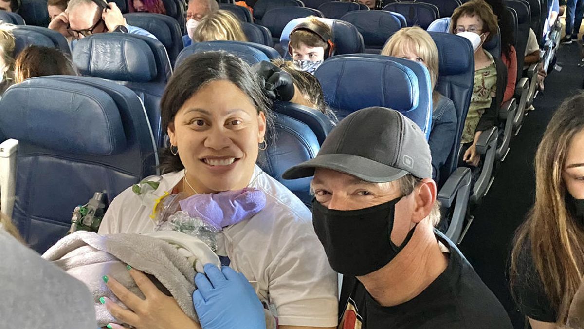 “Un bebé acaba de nacer en el avión": una mujer que no sabía que estaba embarazada da a luz en pleno vuelo