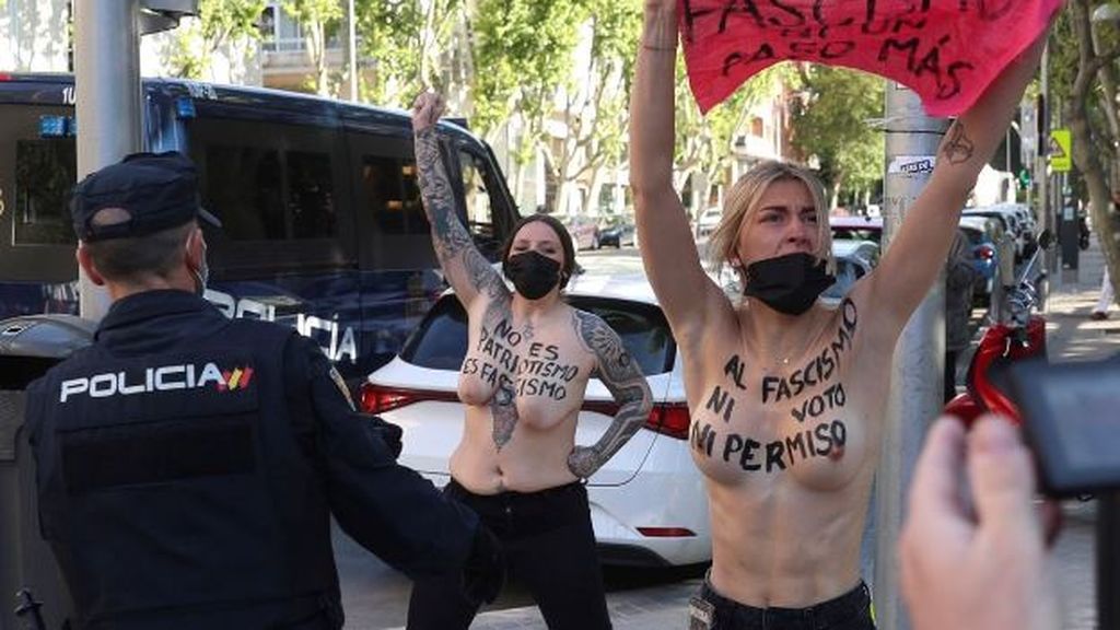 Varias activistas de Femen protestan ante el colegio de Rocío Monasterio al grito de "fuera fascismo"