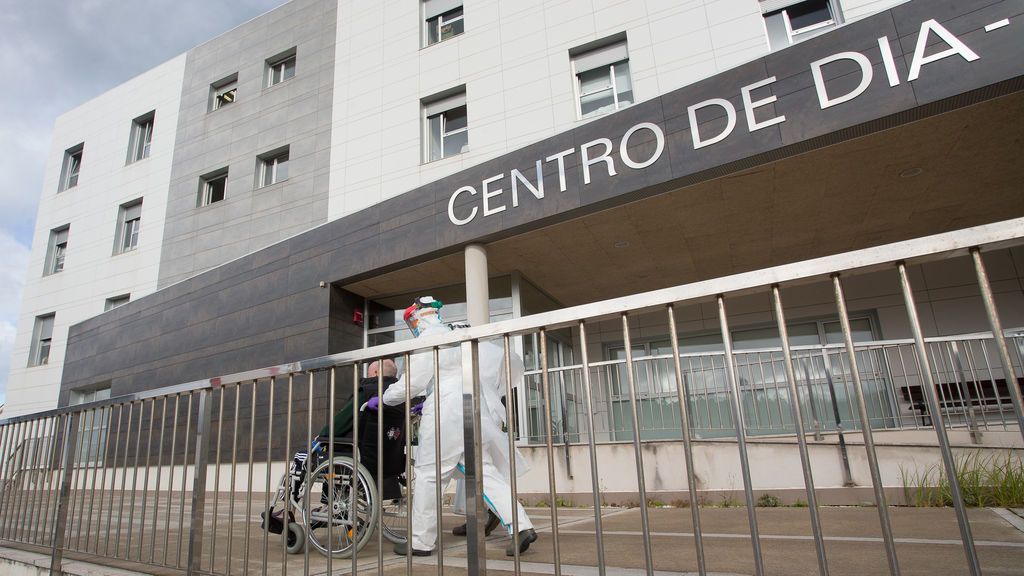 Los fallecimientos por Covid en residencias de mayores pasan de 2.390 en enero a unos 25 en abril Los fallecimientos por Covid en residencias de mayores pasan de 2.390 en enero a unos 25 en abril