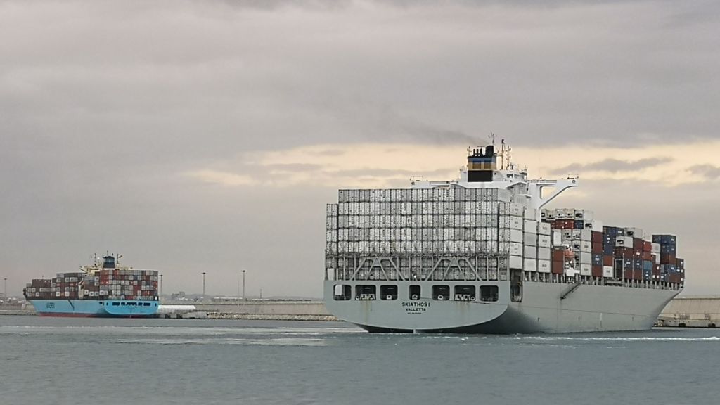 Confinan dos buques en el Puerto de Valencia con 13 contagiados a bordo: Uno de los barcos partió de la India Confinan dos buques en el Puerto de Valencia con 13 contagiados a bordo: Uno de los barcos partió de la India