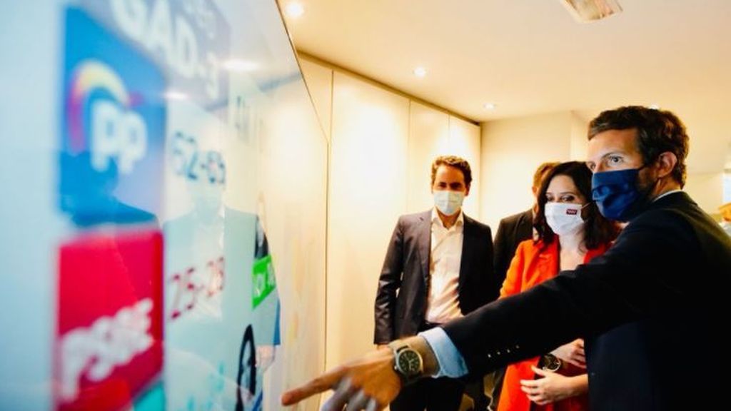 Isabel Díaz Ayuso y Casado siguen los resultados electorales desde Génova