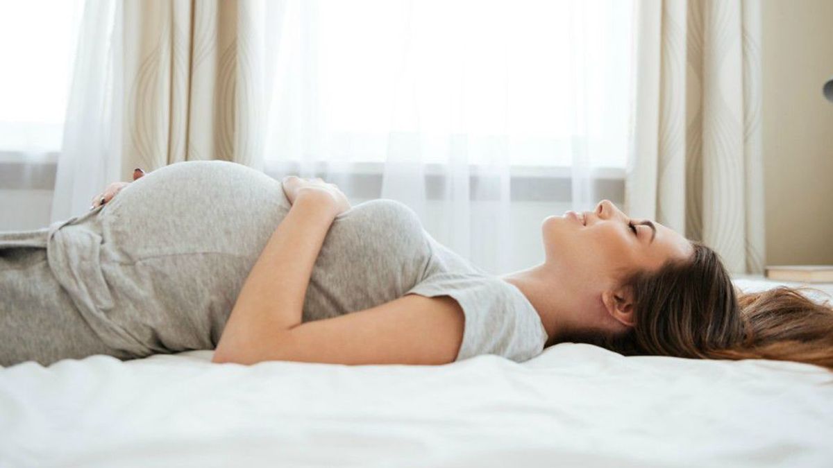 ¿Es malo dormir boca arriba durante el embarazo? Cuáles son las mejores y las peores posturas para descansar.