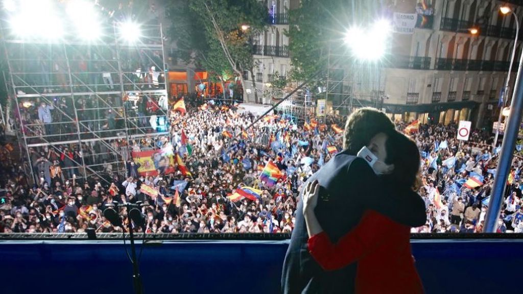 Ayuso y Casado celebran la victoria en el balcón electoral de Génova