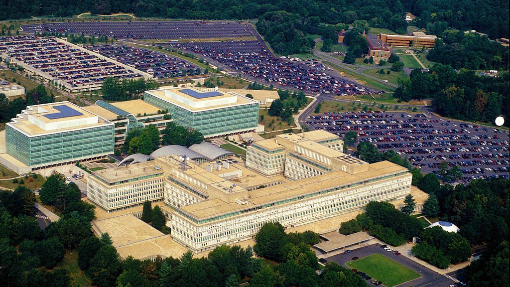 Agentes del FBI disparan a un intruso que trataba de atravesar la entrada de la sede de la CIA Agentes del FBI disparan a un intruso que trataba de atravesar la entrada de la sede de la CIA