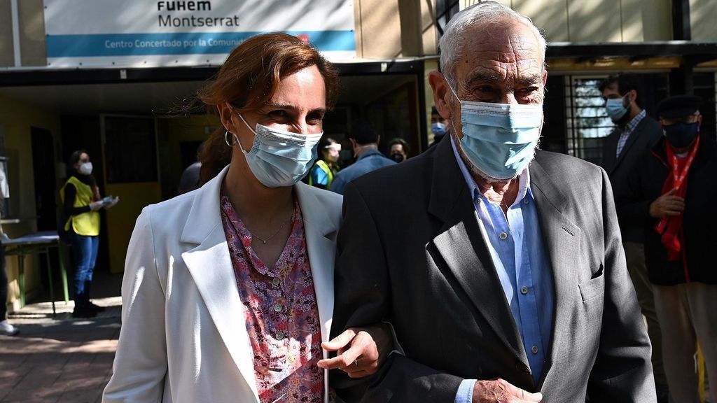 Mónica García acompaña a su padre a votar